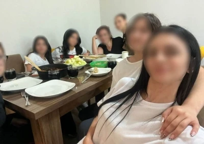 &Ouml;ğrencilerine evinde temizlik yaptıran &ouml;ğretmene g&ouml;zaltı
