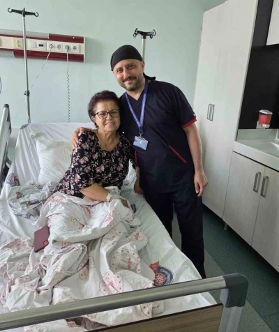 &Ouml;ğrencisi profes&ouml;r oldu, 29 yıl sonra &ouml;ğretmenini ameliyat ederek sağlığına kavuşturdu
