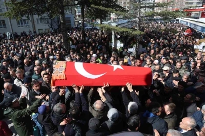 &Ouml;ğrencisi tarafından &ouml;ld&uuml;r&uuml;len Fatma Nur &ouml;ğretmen son yolculuğuna uğurlandı
