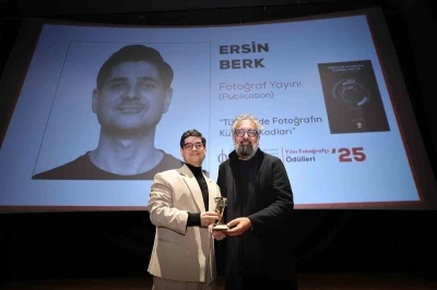 Öğretim görevlisi &quot;Yılın Fotoğraf Yayını&quot; ödülüne layık görüldü
