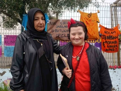 &Ouml;ğretmen Ayla Kara&rsquo;nın yakınları okulda dua etti
