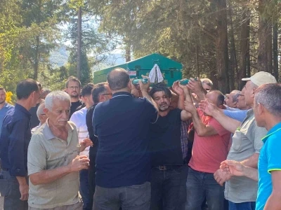 Öğretmen babanın en ağır yükü: Okul bahçesinde fenalaşan oğlunun tabutunu bir an olsun bırakmadı
