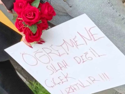 &Ouml;ğretmen ve &ouml;ğrenciler &ccedil;i&ccedil;eklerle karşılandı

