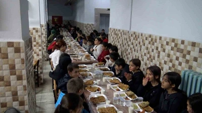 &Ouml;ğretmen-veli dayanışmasıyla k&ouml;y okulunda &ouml;ğrencilere restoran tadında iftar yemeği
