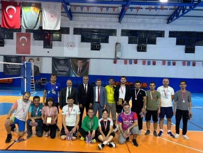 Öğretmenler dostluk maçı yaptı
