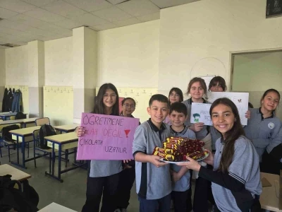&Ouml;ğretmenler ve &ouml;ğrenciler birbirine moral oldu
