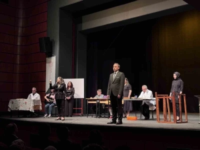 &Ouml;ğretmenlerden okullardaki şiddete &lsquo;sahnede&rsquo; farkındalık
