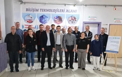 &Ouml;ğretmenlere dijital d&ouml;n&uuml;ş&uuml;m eğitimi
