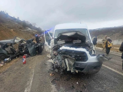 &Ouml;ğretmenleri taşıyan servis ile otomobil &ccedil;arpıştı: 1 &ouml;l&uuml;, 2&rsquo;si ağır 10 yaralı
