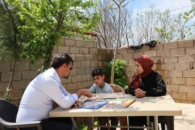 &Ouml;ğretmenlerin saha &ccedil;alışmasında tanıştığı &ouml;zel ihtiya&ccedil;lı Zeynel, evinde aldığı eğitim desteğiyle yalnız bırakılmıyor

