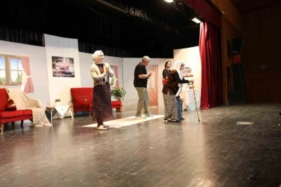 &Ouml;ğretmenlerin sahnelediği "İdeal Aile Re&ccedil;etesi-2" oyunu ilgi g&ouml;rd&uuml;
