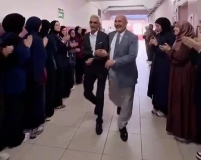 Öğretmenliğe sürpriz ile veda etti
