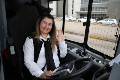 &Ouml;ğretmenliği bıraktı, otob&uuml;s direksiyonuna ge&ccedil;ti
