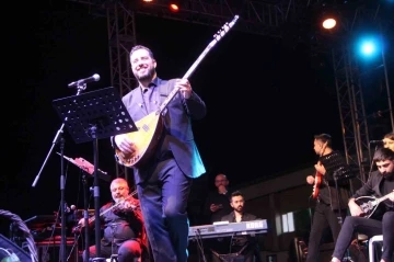 Oğuzhan Ko&ccedil; ve Mustafa Taş, Mut hayranlarına unutulmaz bir akşam yaşattı
