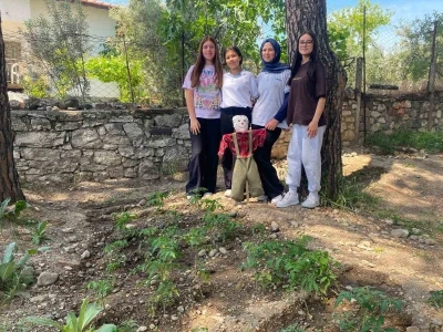 Okul bah&ccedil;esi hem &uuml;retim alanına hem geri d&ouml;n&uuml;ş&uuml;m merkezine d&ouml;n&uuml;şt&uuml;
