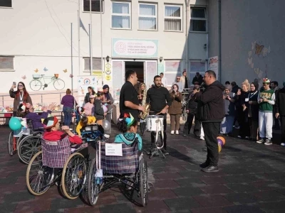 Okul bahçesi şenlik alanına döndü
