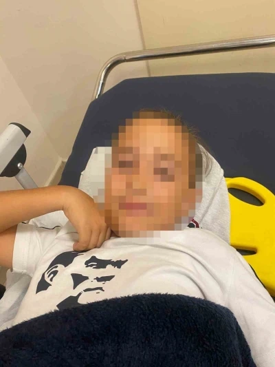 Okul bahçesinde bayrak direği öğrencilerin üzerine devrildi: 1 çocuk yaralandı
