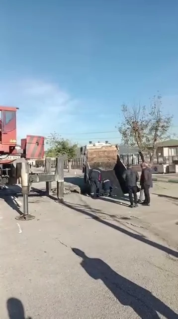 Okul bah&ccedil;esinde &ccedil;&ouml;kme sonucu &ccedil;ukura d&uuml;şen kamyon vin&ccedil;le &ccedil;ıkarıldı
