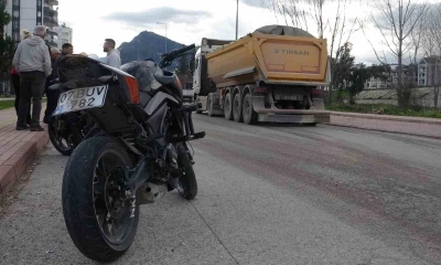 Okul d&ouml;n&uuml;ş&uuml; kamyon ile &ccedil;arpışan motosikletteki 2 gen&ccedil; yaralandı
