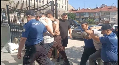 Okul girişinde bek&ccedil;iyi darp eden 2 şahıs tutuklandı

