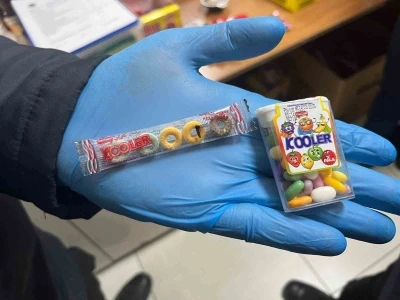 Okul kantini denetleyen zabıta son kullanama tarihi ge&ccedil;miş &uuml;r&uuml;nlere el koydu
