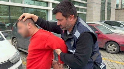 Okul &ouml;n&uuml;nde 2 kişiyi yaralayan şahıs tutuklandı
