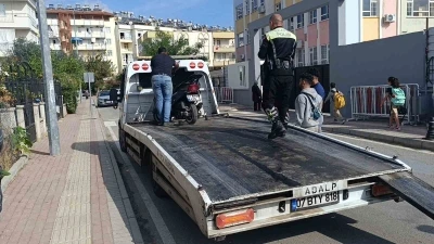 Okul önünde abartılı egzozla motosiklet süren ehliyetsiz çocuk sürücüye ceza yağdı
