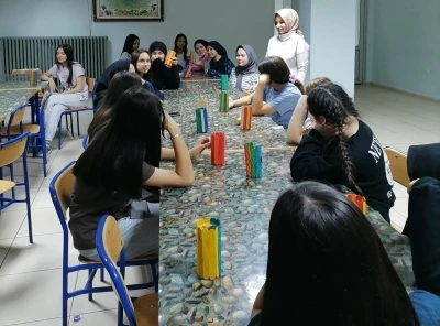 Okul pansiyonunda, &quot;Atık Kağıt ve Muhtelif Ambalajdan Aksesuar Yapımı&quot; kursu
