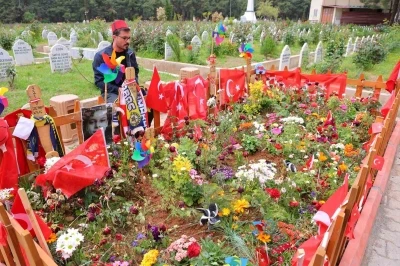 Okul saldırısında hayatını kaybeden &ccedil;ocukların ziyaret&ccedil;ileri eksik olmuyor
