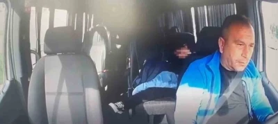 Okul servisi ile kamyonet kafa kafaya &ccedil;arpıştı: Emniyet kemeri takılı olmayan &ouml;ğrenci koridora u&ccedil;tu
