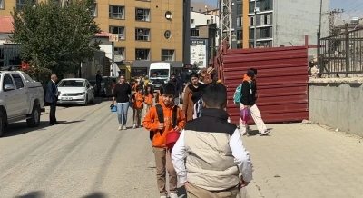 Okul yolundaki kaldırımın kapatılmasına tepki: &quot;Kaldırımı öğrencilere açın&quot;
