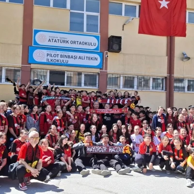 Okula Eskişehirsor formasıyla gelip teneff&uuml;slerde yaptıkları tezah&uuml;ratlarla takımlarının başarısını kutladılar
