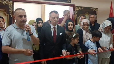 Okula silahlı saldırıda hayatını kaybeden Kerem Erdem G&uuml;ng&ouml;r&rsquo;&uuml;n adı konferans salonunda yaşatıldı
