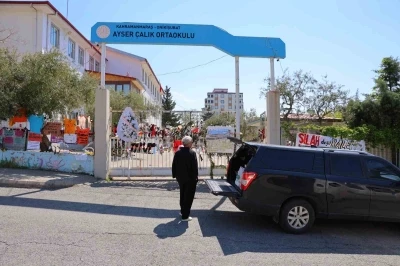 Okuldaki saldırıdan kurtulan &ouml;ğrenci annesiyle okula gelip eşyalarını aldı
