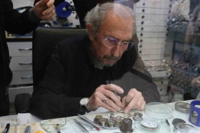 Okuldan vazge&ccedil;ti, &ouml;mr&uuml;n&uuml; akrep ve yelkovana adadı
