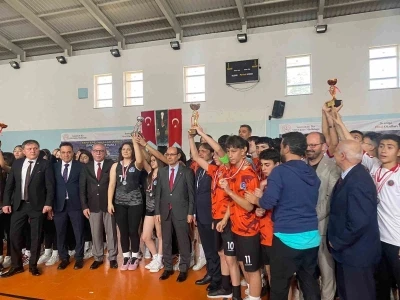 Okullar arası spor festivali coşkusu: &Ouml;d&uuml;ller sahiplerini buldu
