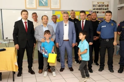 Okullarda son zil &ccedil;aldı, &ouml;ğrencilerin ilk karne hediyesi protokolden geldi
