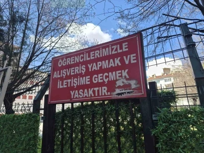 Okulun bah&ccedil;esindeki &ccedil;evre tellerine asılan &rsquo;iletişim&rsquo; yasağı notu dikkat &ccedil;ekti
