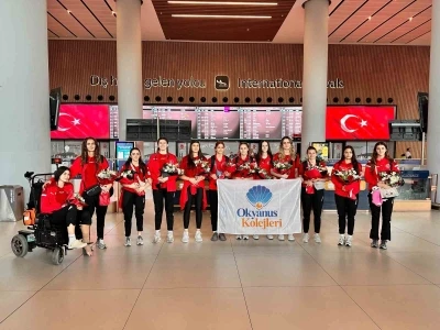Okyanus Koleji Kız Voleybol Milli Takımı d&uuml;nya ikincisi oldu
