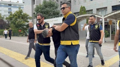 Öldürdüğü arkadaşını dondurma dolabına koyup araziye atmış
