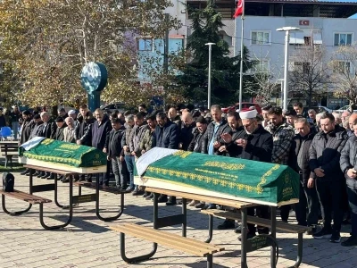 &Ouml;ld&uuml;r&uuml;p intihar etmişti, kızıyla yanyana toprağa verildi
