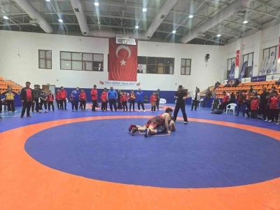 Olimpiyat şampiyonları anısına g&uuml;reş turnuvası d&uuml;zenlendi
