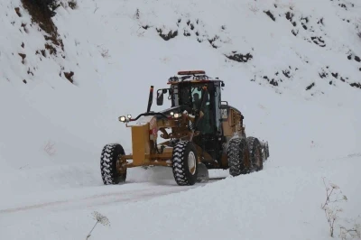 Oltu&rsquo;da 65 mahalle yolunu ulaşıma a&ccedil;mak i&ccedil;in &ccedil;alışmalar s&uuml;r&uuml;yor
