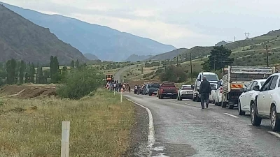 Oltu&rsquo;da sağanak yağış sele neden oldu
