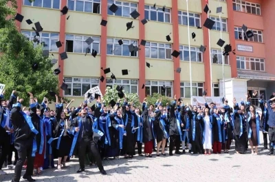 Oltu&rsquo;da &uuml;niversitelilerin mezuniyet coşkusu
