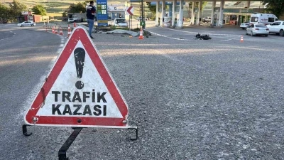 &Ouml;l&uuml;m virajında motosiklet takla attı: 1 &ouml;l&uuml;
