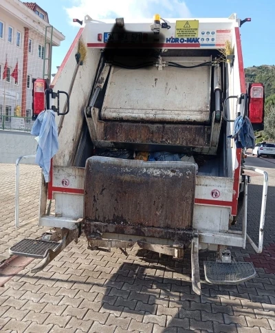 &Ouml;l&uuml;ml&uuml; kazaya neden olan &ccedil;&ouml;p kamyonu şof&ouml;r&uuml; tutuklandı
