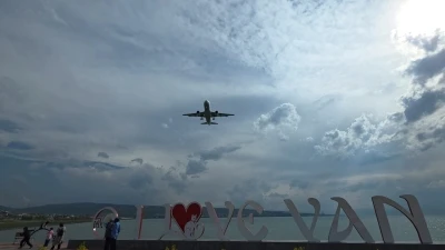 Olumsuz hava şartları nedeniyle Erzurum&rsquo;a y&ouml;nlendirilen u&ccedil;ak, r&ouml;tarlı olarak Van&rsquo;a indi
