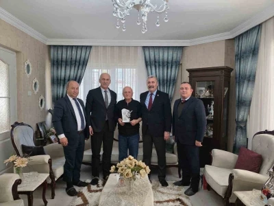 &Ouml;mr&uuml;n&uuml; &ouml;ğrencilerine adayan Varol &ouml;ğretmen unutulmadı
