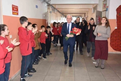 &Ouml;mr&uuml;n&uuml;n 46 yılını &ouml;ğrencilerine adadı: Emekli olan &ouml;ğretmene duygusal veda
